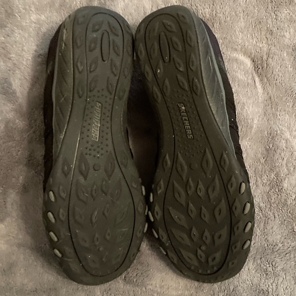 EUC Skechers Women’s Black Slip-On Sneakers 8.5 - Picture 2 of 2